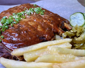 Свиные ребра в соусе BBQ с картофелем фри